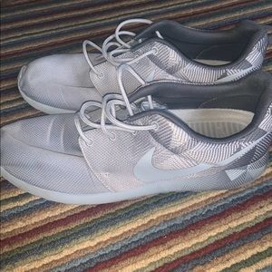 Size 12 Mens grey patterned roshes.Great condition